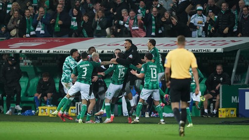 Werder bejubelt ein tor.