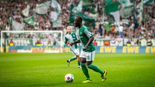 Naby Keita führt den Ball in einem Bundesliga-Spiel im Weser-Stadion.