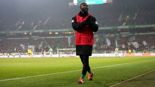 Naby Keita läuft im Weser-Stadion zur Auswechselbank. 