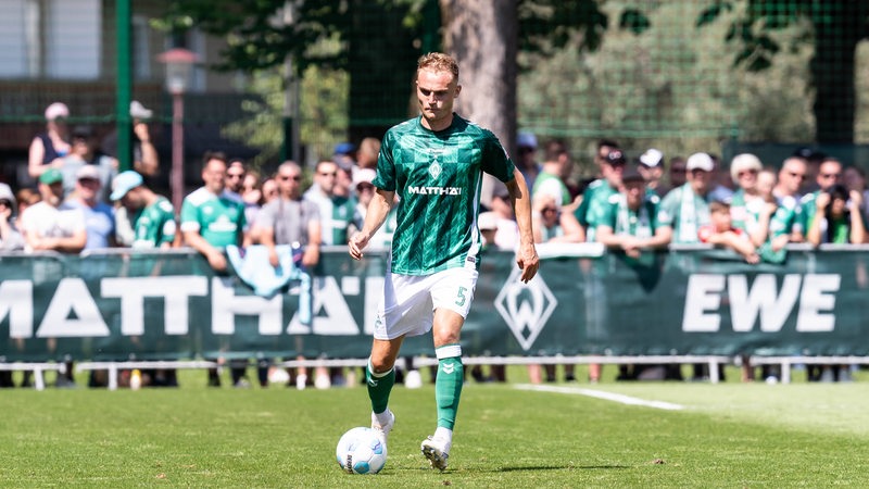 Amos Pieper führt in einem Testspiel den Ball.