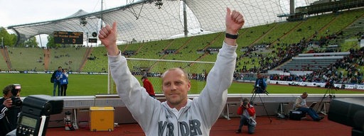 Thomas Schaaf jubelt 2004 in München vor den Fans. 
