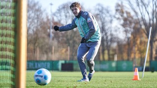 Jens Stage schießt im Training auf das Tor.