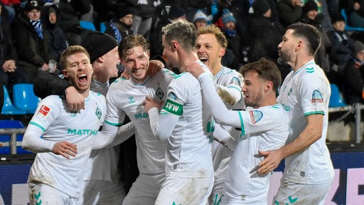 Werder-Spieler bejubeln das 1:1 in Bochum.