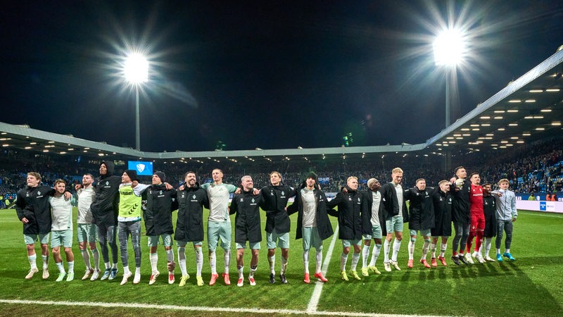 Das Werder-Team feiert den Sieg in Bochum vor der Bremer-Fankurve.