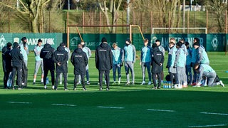 Das Werder-Team bildet im Training einen Kreis und bespricht sich.