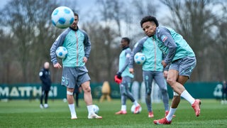 Felix Agu schießt im Training auf das Tor.