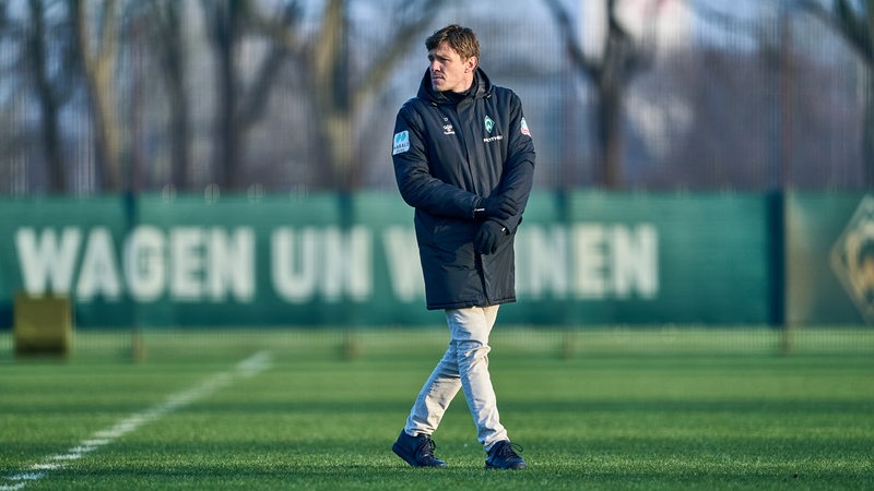 Clemens Fritz läuft über den Trainingsplatz.