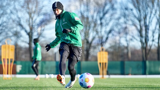 Rafael Borré spielt einen Pass im Training.