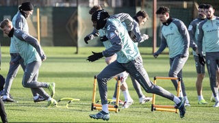 Werder-Spieler sprinten im Training. 