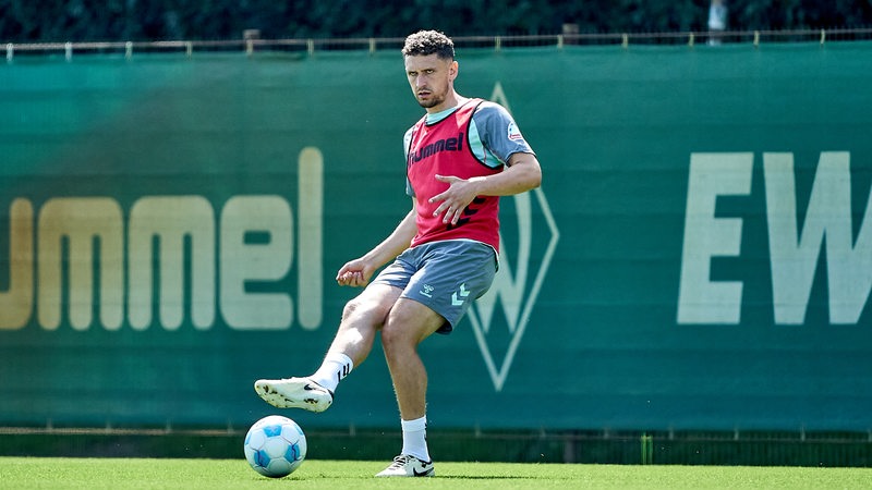 Milot Veljkovic spielt im Training einen Pass. 