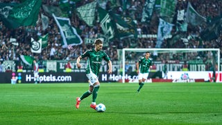 Mitchell Weiser führt im Weser-Stadion den Ball am Fuß.