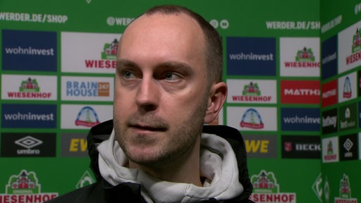 Werder-Trainer Ole Werner genervt beim Interview.