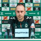 Ole Werner sitzt bei der Pressekonferenz auf dem Podium.