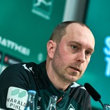 Ole Werner sitzt bei der Pressekonferenz auf dem Podium.