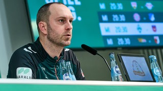 Ole Werner spricht auf der Pressekonferenz.