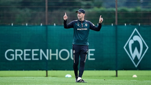 Ole Werner gestikuliert auf dem Trainingsplatz.