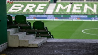 Zu sehen ist eine Tribüne des Weser-Stadions, auf der "Bremen" steht.