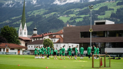 Zu sehen ist das Werder-Team auf dem Trainingsplatz im Zillertal. 