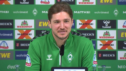 Werderspieler Niklas Stark in der Pressekonferenz im Interview