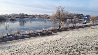 Auf einem Fluss haben sich Eisschollen gebildet.