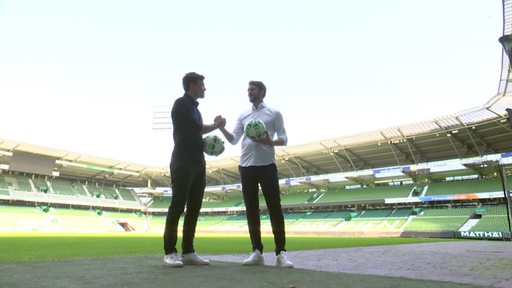 Werder Chef Clemens Fritz zusammen mit dem neuen Leiter Peter Niemeyer im Weserstadion.