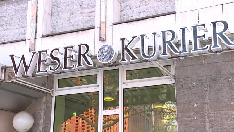 "Weser Kurier" in großer Schrift an einem Gebäude