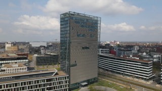 Eine Drohnenaufnahme von dem großen Wesertower in Bremen.