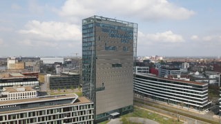 Eine Drohnenaufnahme von dem großen Wesertower in Bremen.