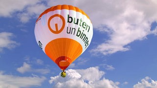 buten-un-binnen-Ballon schwebt am Himmel