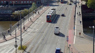 Eine Bahn fährt über die Wilhelm-Kaisen-Brücke.