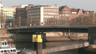 Die Wilhelm-Kaisen-Brücke bei Tag