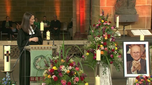 Pastorin Esther Joas erinnert bei der Trauerfeier im Bremer Dom an Willi Lemke.