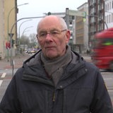 Wolfgang Richter steht in Winterjacke an einer Straße.