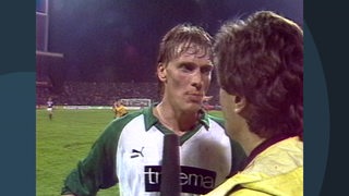 Wolfgang Sidka bei einem Interview nach dem Spiel gegen Anderlecht 1984.