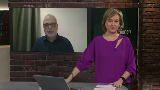 Moderatorin Kirsten Rademacher im Schaltgespräch mit Anas Naschef im Studio von buten un binnen