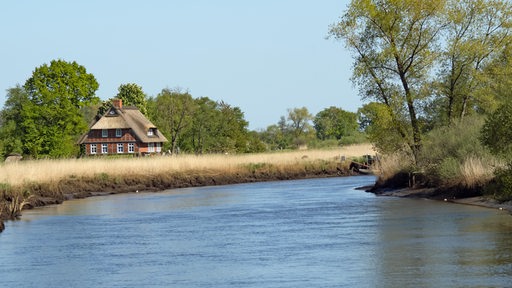 Fachwerkhaus an der Wümme in der Landschaft des Blockland