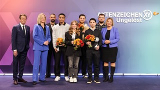 Rudi Cerne (l-), Moderator, Nadine Bilke, ZDF-Programmdirektorin, Tamer Trasoglu, Schauspieler und Laudator, Preisträger Ahmad Faour, Kiana Frede, Mohamed Ibrahim, Argjend Klimenta, Leon Jamal Zeid und Nancy Faeser (SPD), Bundesministerin des Innern und für Heimat, stehen zusammen auf der Veranstaltung zur Verleihung vom "XY-Preis".