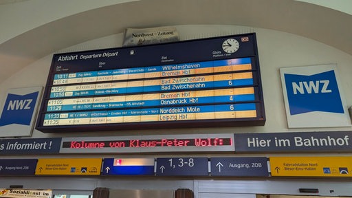 Die Anzeigetafel am Oldenburger Bahnhof zeigt, dass mehrere Züge nach Bremen ausfallen und verspätet sind.