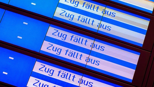 "Zug fällt aus" ist auf einer Anzeige im Hauptbahnhof Hannover mehrfach zu lesen.