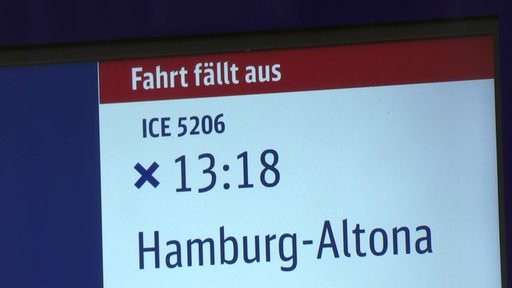 Die Digitale Anzeigetafel eines Bahnhofs, auf der vom Ausfall eines Zuges berichtet wird.